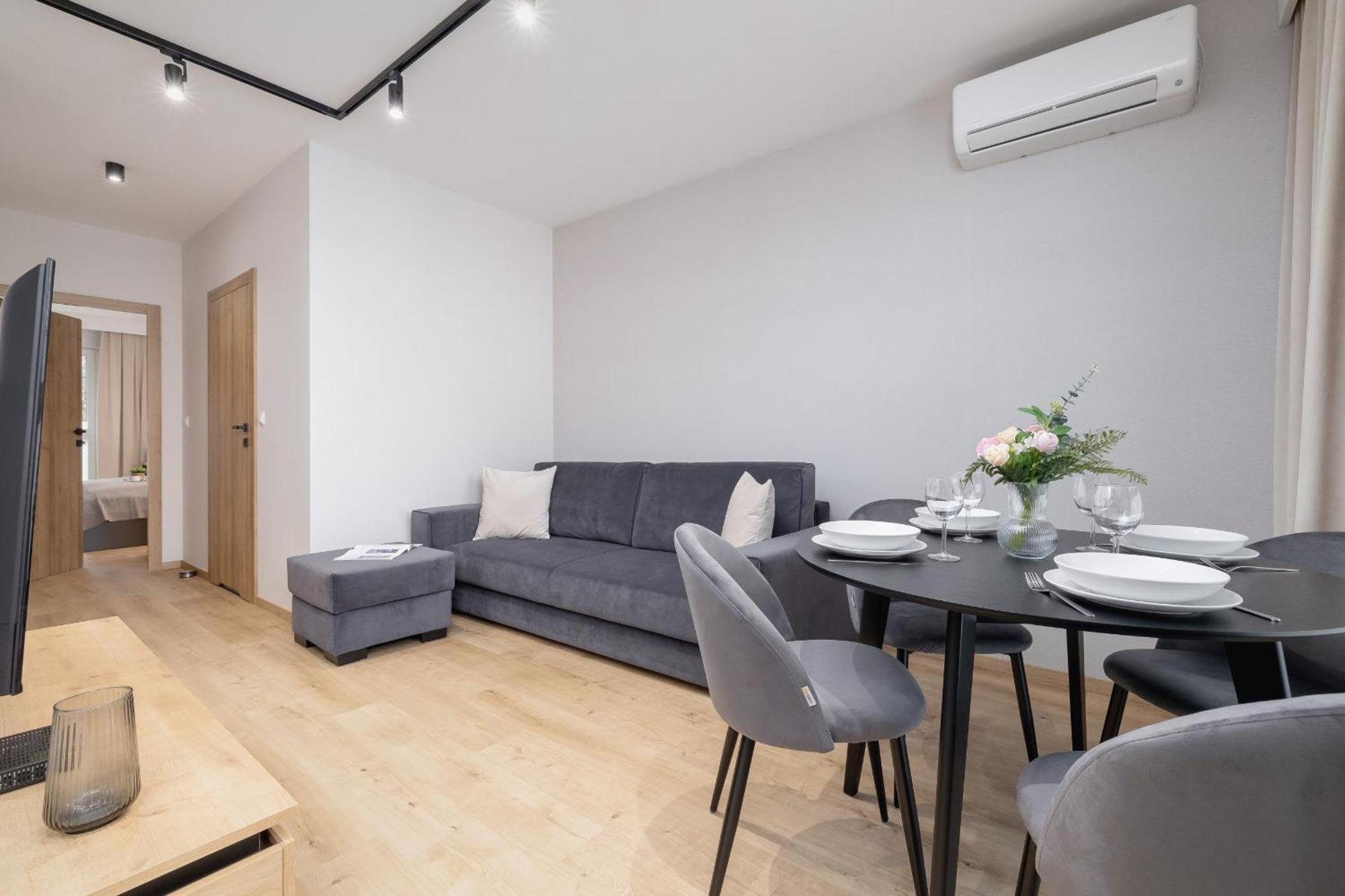 Bright Apartment In Krakow With Garden, Air Conditioning, Parking And Desk By Renters Prestige Exterior foto